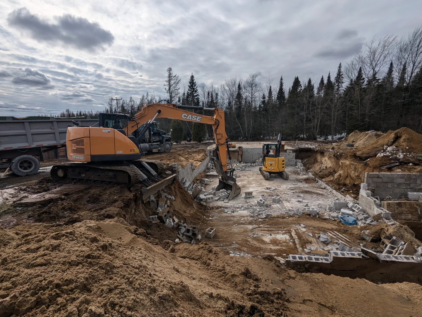 Excavatrices sur un chantier de fondation