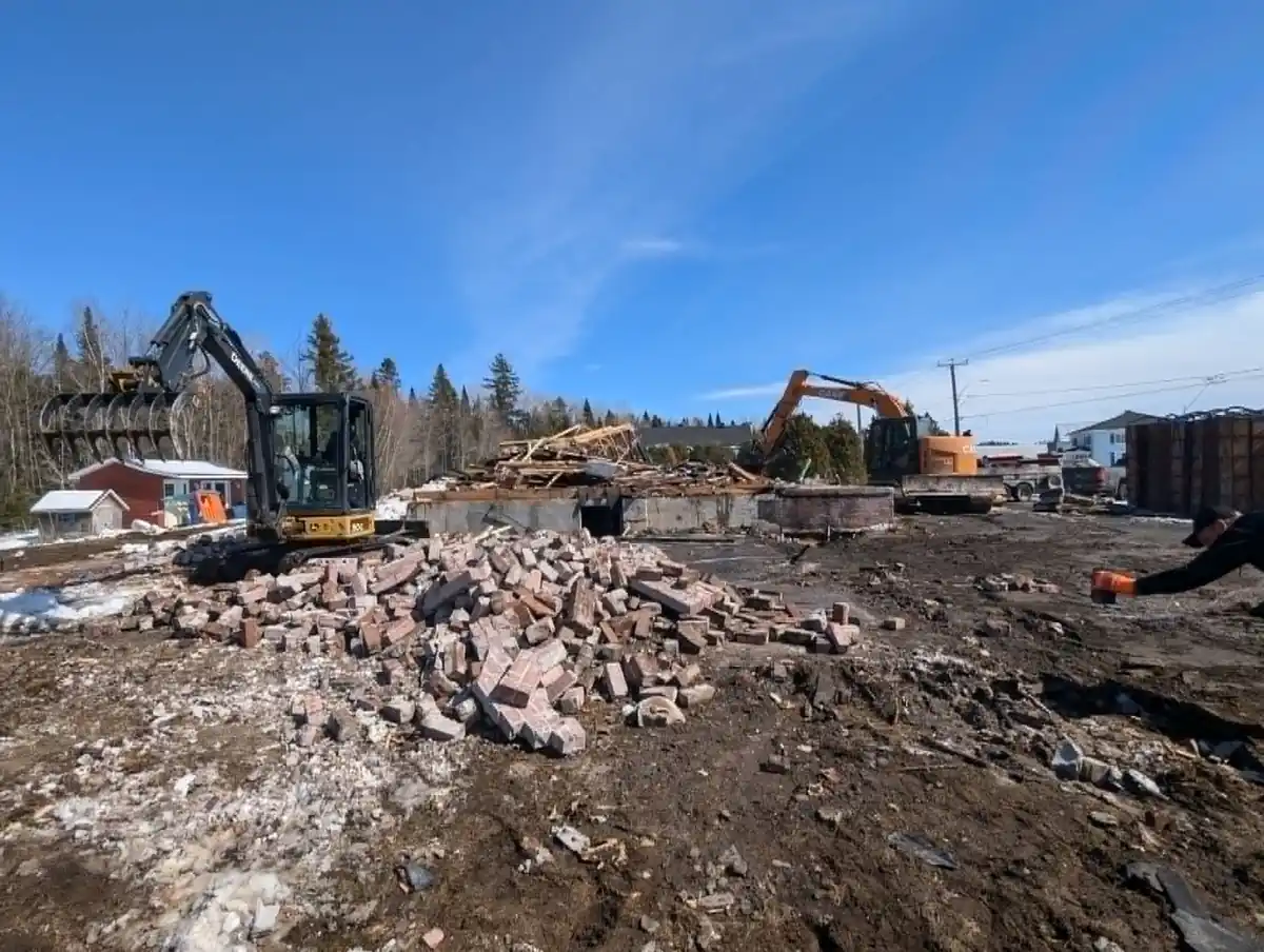 Travaux de démolition d’un bâtiment avec machinerie d’Excavation Mathieu GG