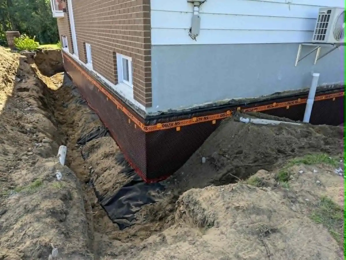 Drain français installé à l’angle d’une fondation résidentielle