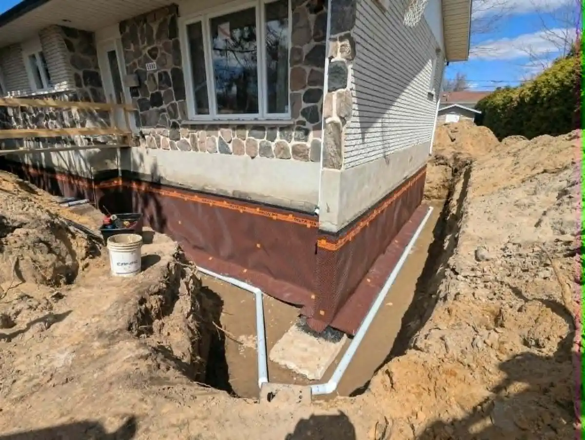 Travaux de drain français au coin d’une fondation résidentielle