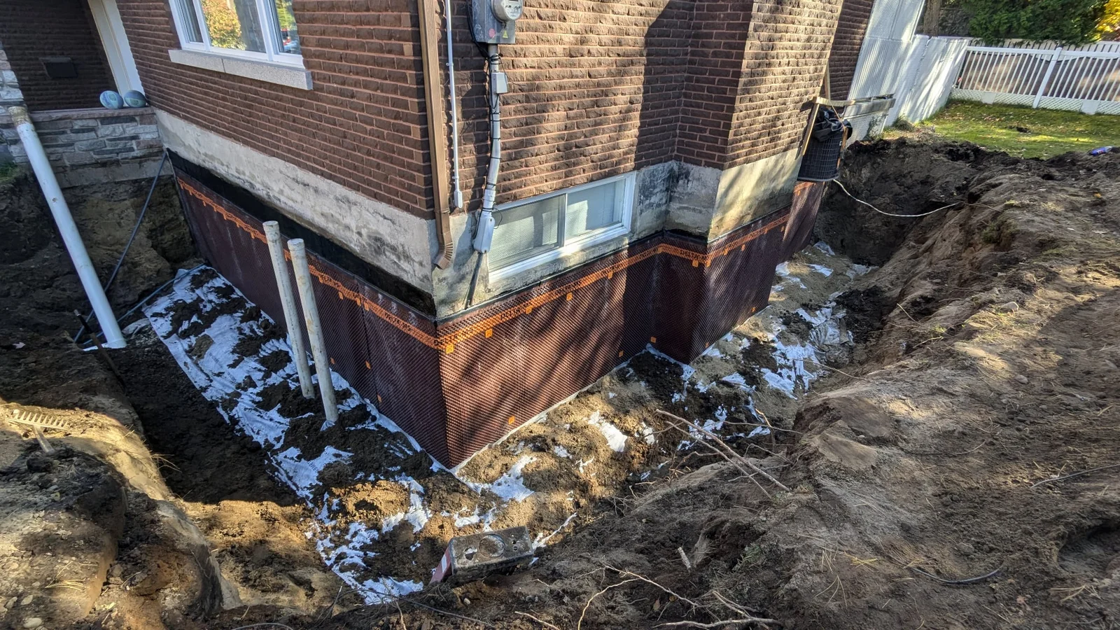 Fondation résidentielle dégagée pour des travaux de drainage