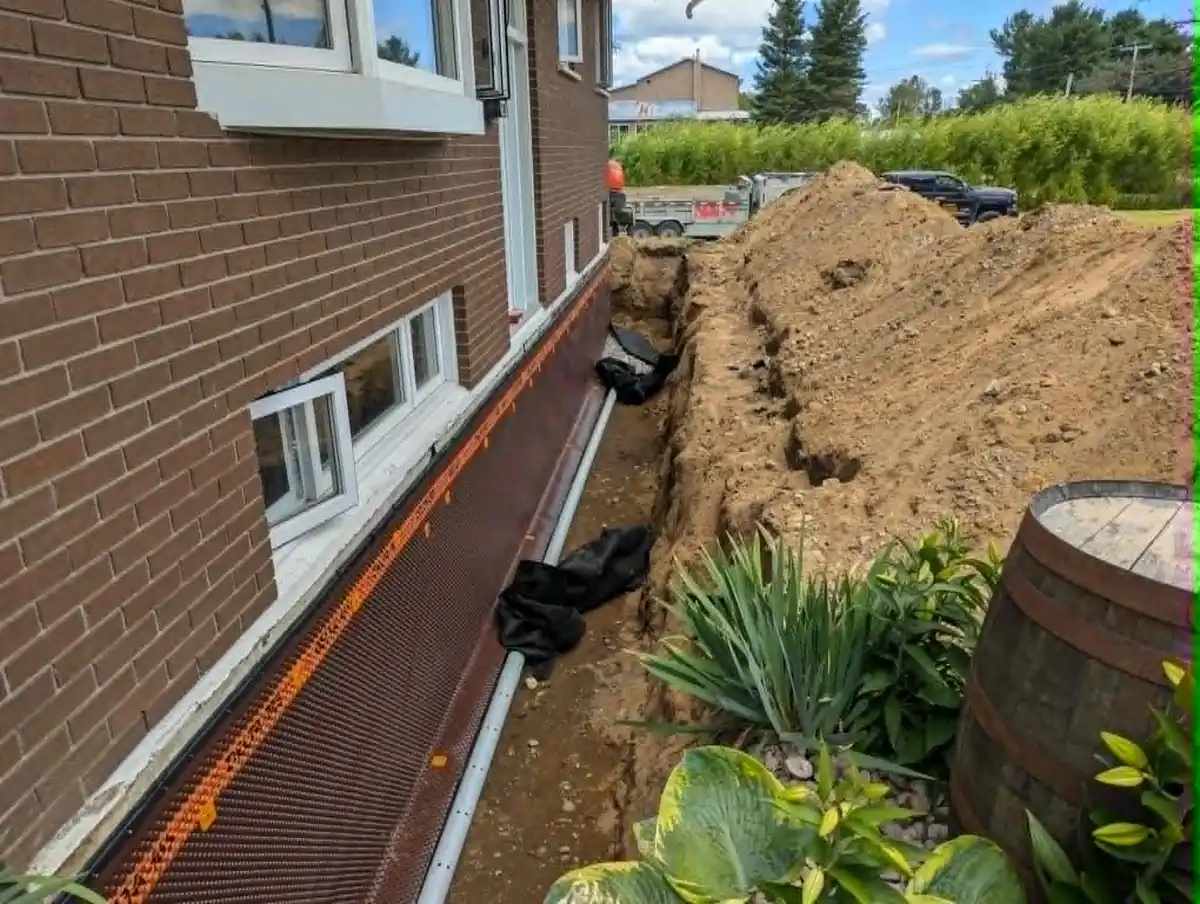 Installation de drain français le long d’une fondation résidentielle