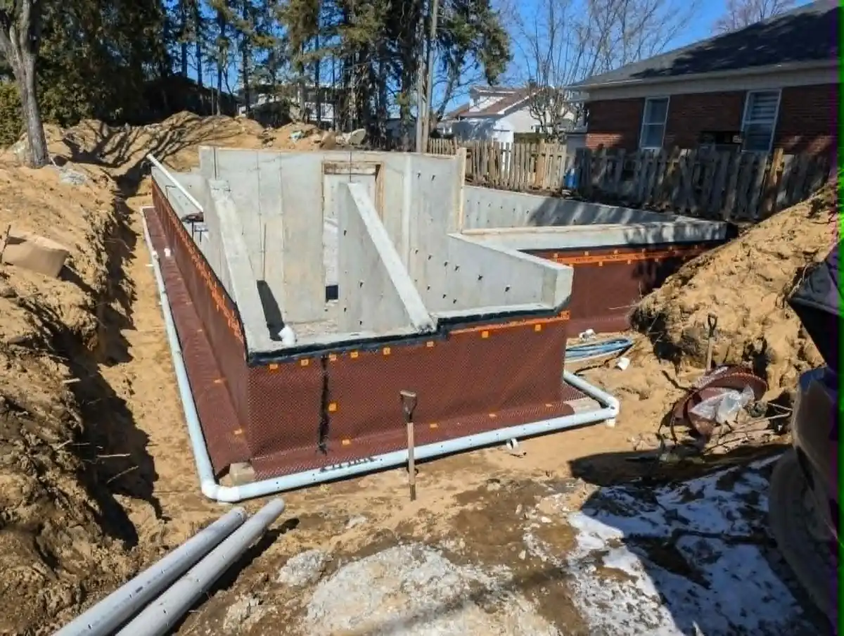 Installation d’un drain français autour d’une fondation neuve en béton