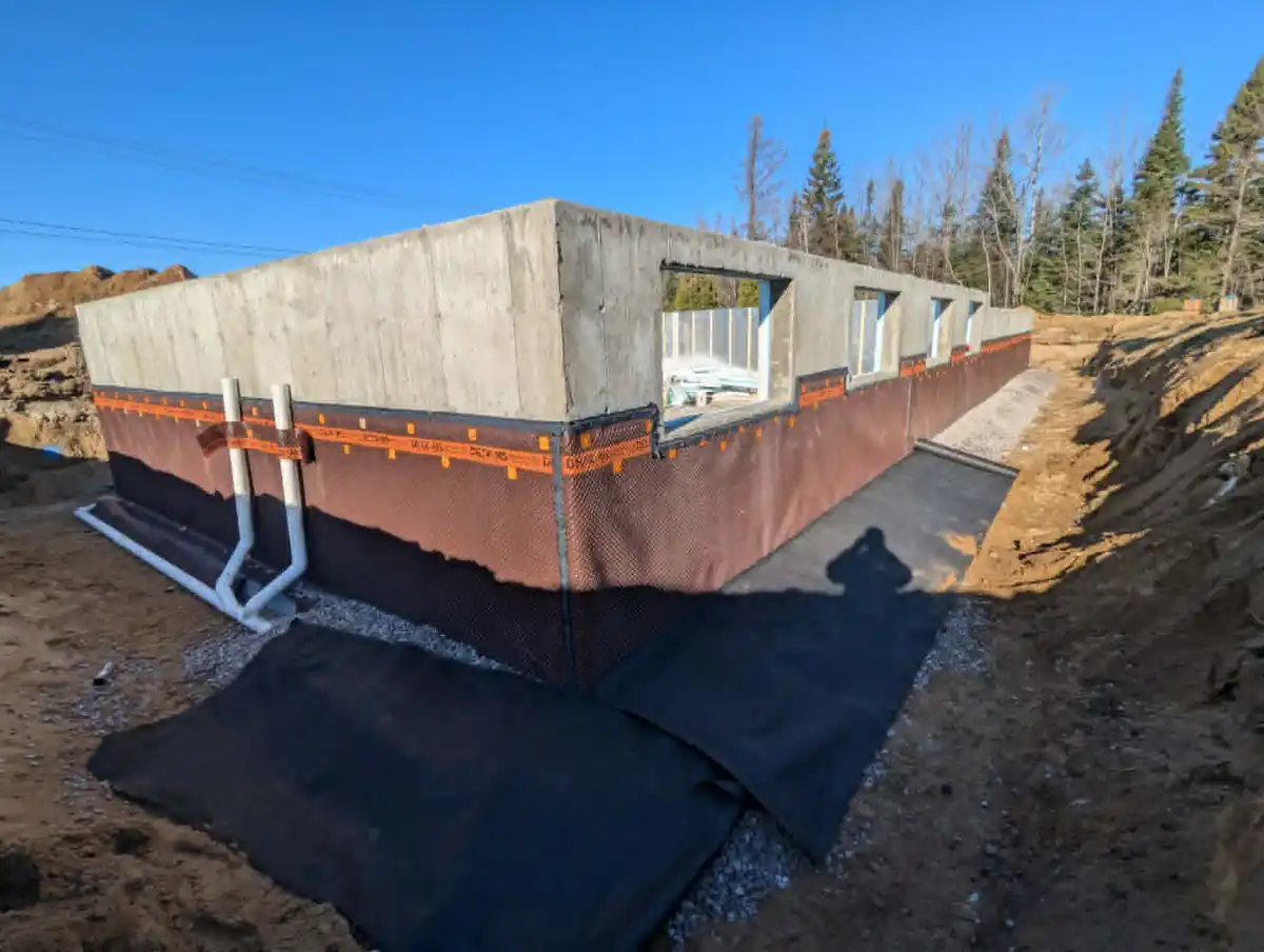 Installation d’un drain français autour d’une fondation de grande dimension