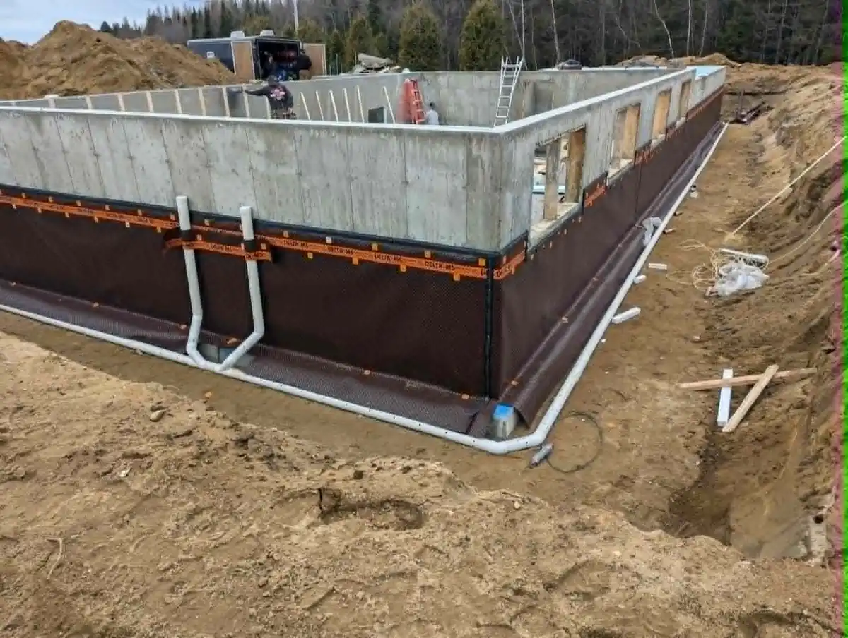 Drain français installé sur une longue fondation en béton