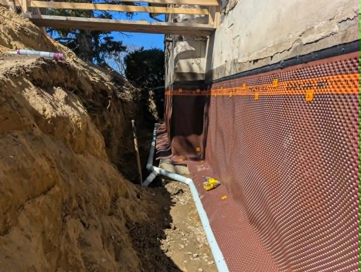 Tranchée de drain français avec membrane d’étanchéité sur fondation