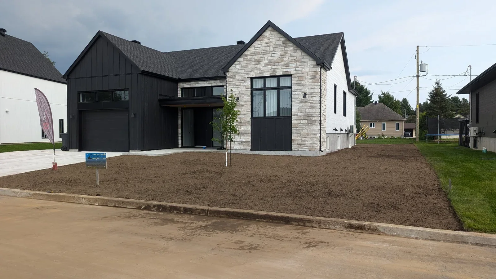 Terrain résidentiel nivelé devant une maison
