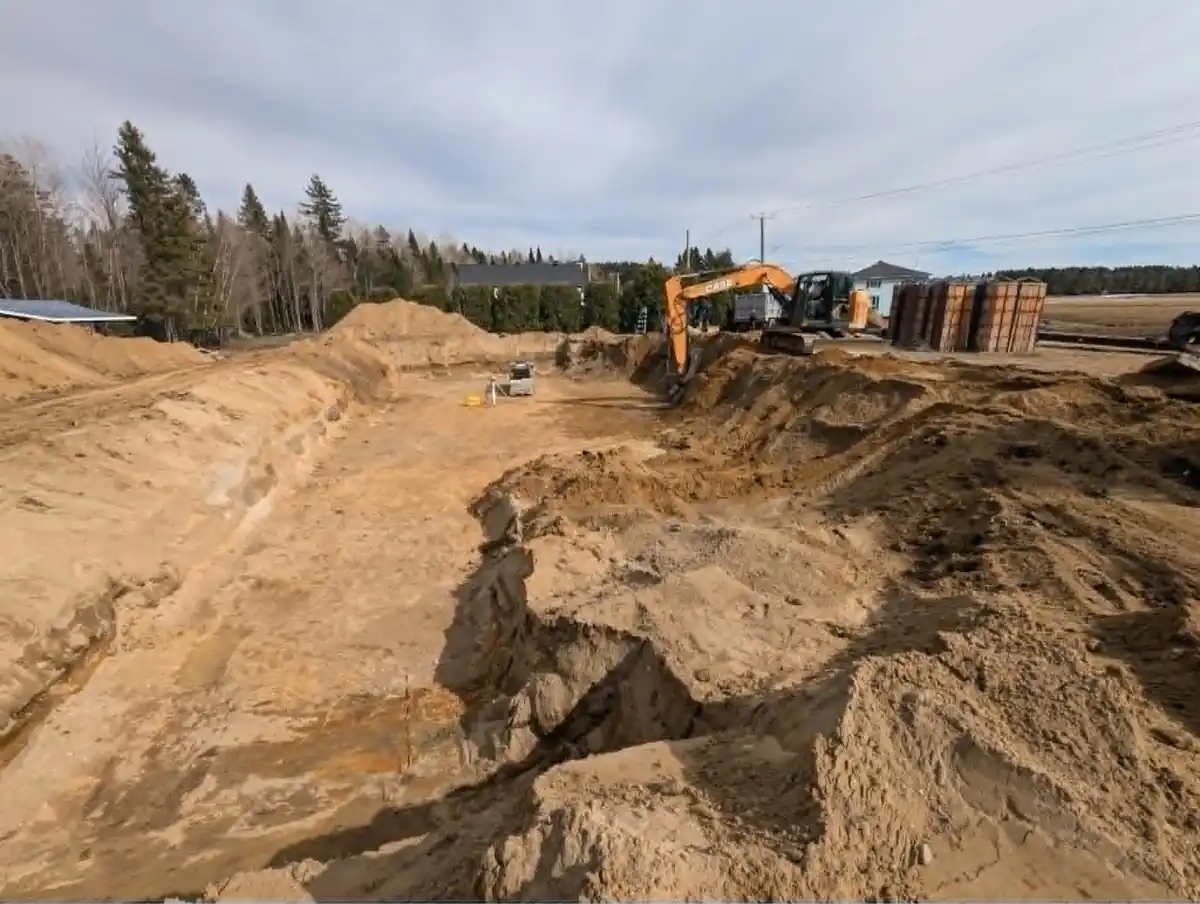 Grand chantier d’excavation avec pelle mécanique et déblais
