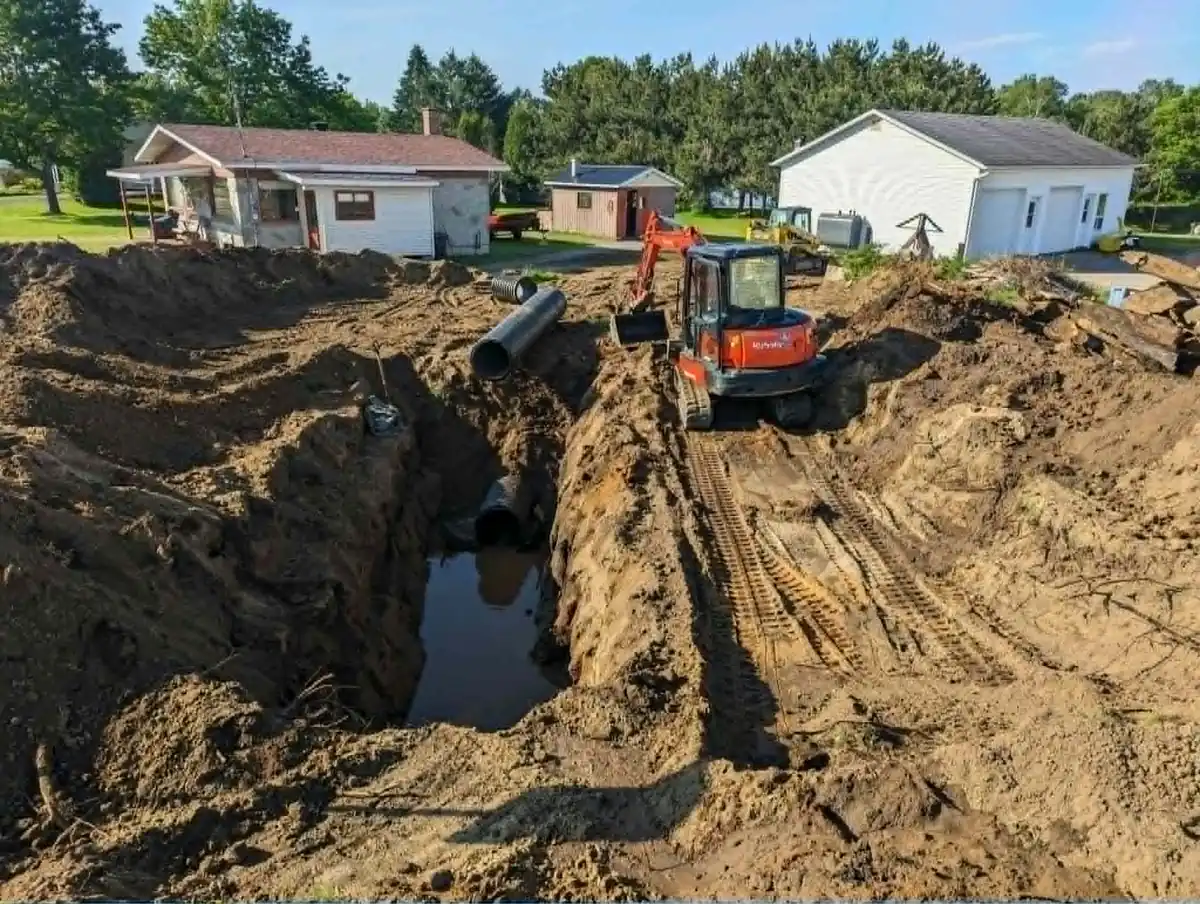 Excavation de longue tranchée avec conduites et mini-excavatrice