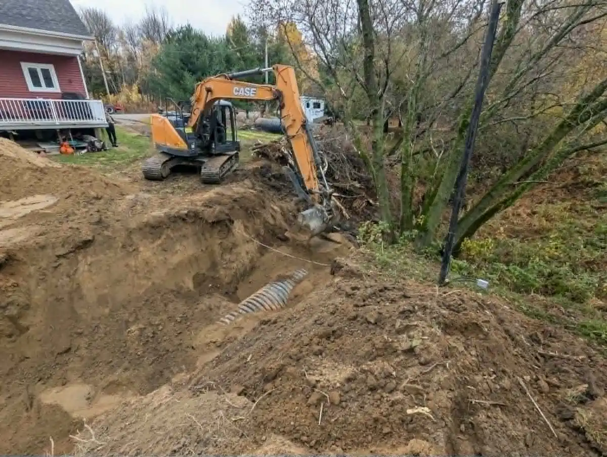 Excavation de tranchée près d’une propriété résidentielle