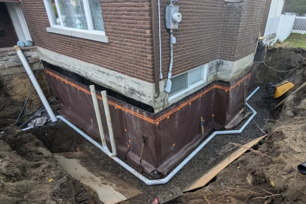 Fondation dégagée pour des travaux de fissures et d’étanchéité
