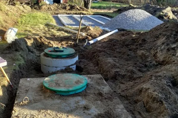 Éléments d’un système septique installés dans une excavation
