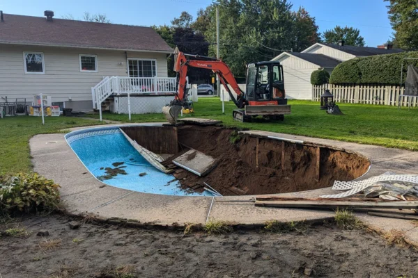 Mini-excavatrice préparant un terrain résidentiel