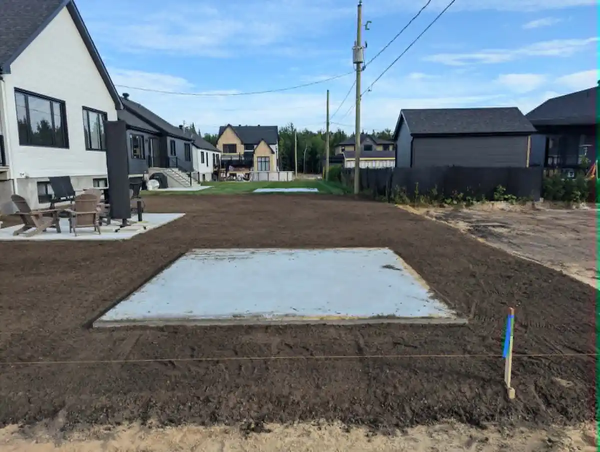 Terrain nivelé autour d’une dalle de béton résidentielle