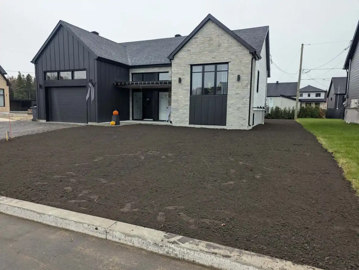 Terrain résidentiel nivelé devant une maison