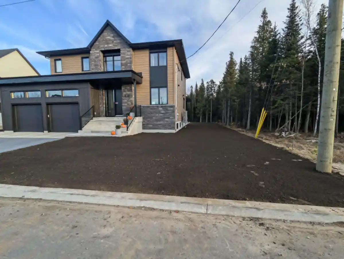 Terrain nivelé autour d’une maison située en secteur boisé