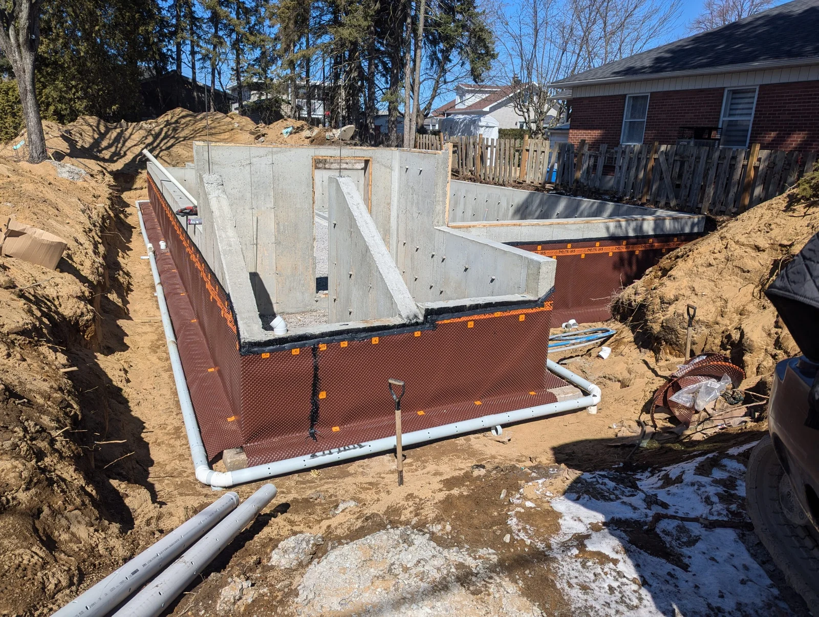 Excavation autour d’une fondation pour des travaux de drainage