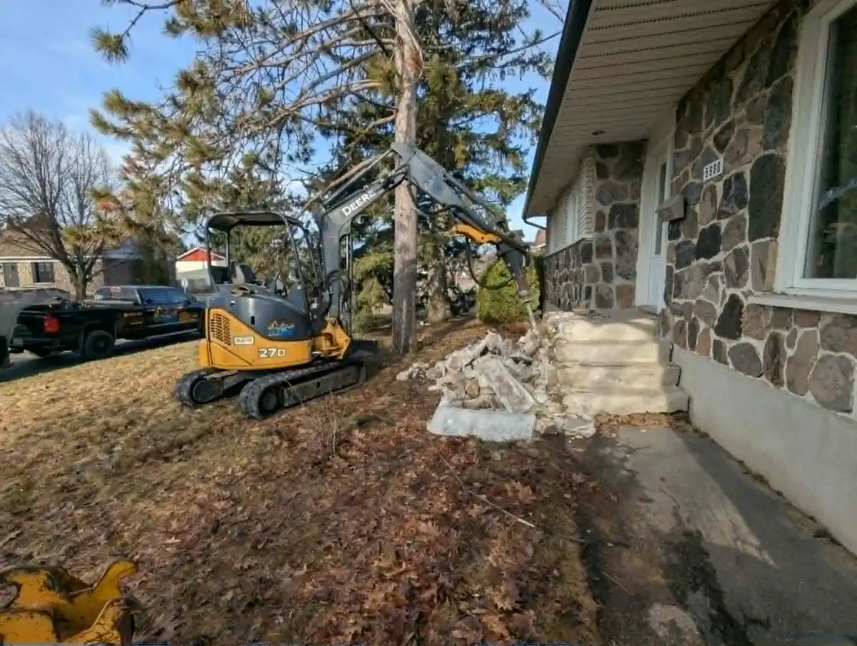 Travaux de terrassement avec excavatrice près d’une résidence