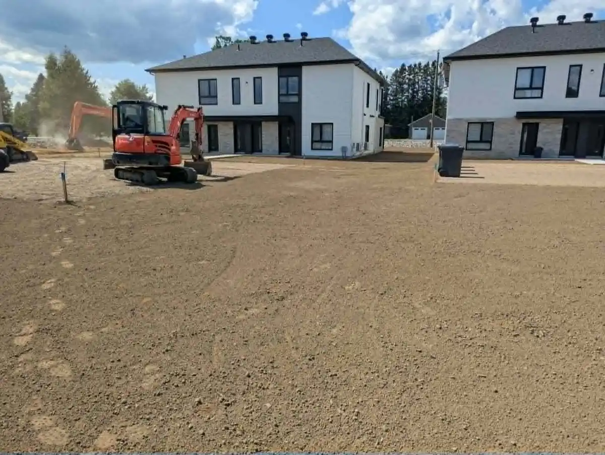 Nivellement d’une grande cour résidentielle avec mini-excavatrice
