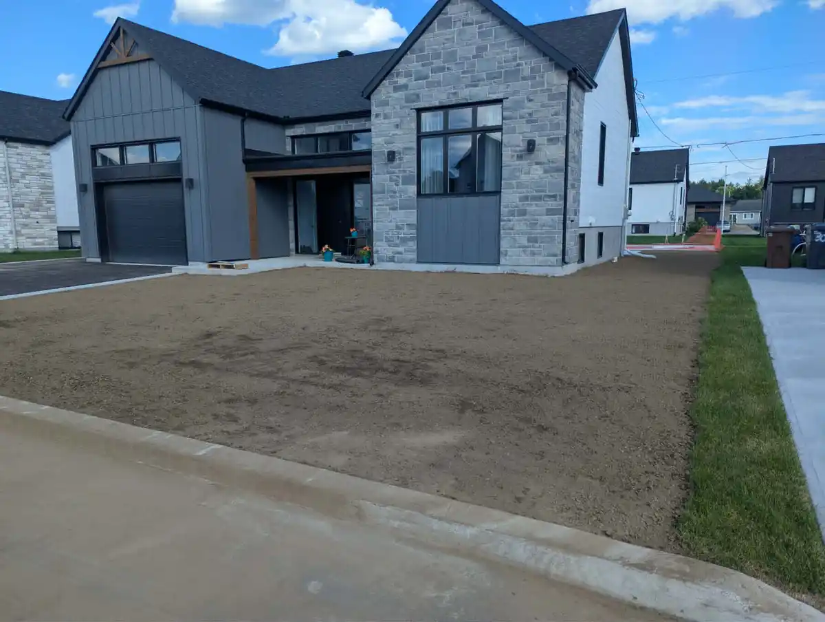 Terrain nivelé devant une maison neuve